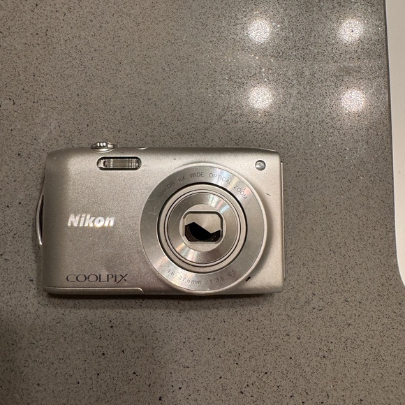 Nikon Coolpix S3200 Compact Digital Camera - Picture 8 of 9